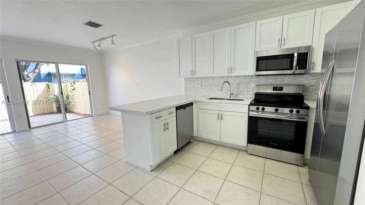 9465 Sw 77th Ct - Photo 3 of 25