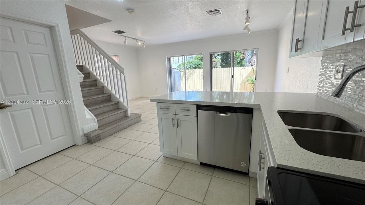9465 Sw 77th Ct - Photo 4 of 25