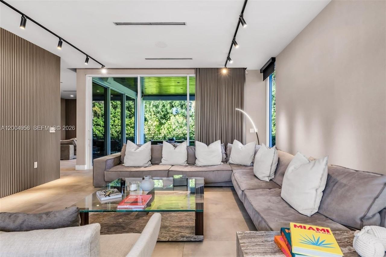 285 W Mashta Dr - Photo 2 of 42