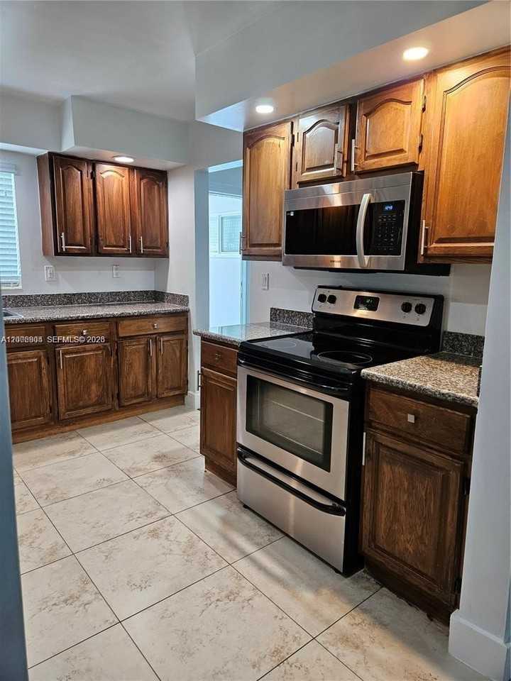 10050 Broad Channel Dr - Photo 3 of 17