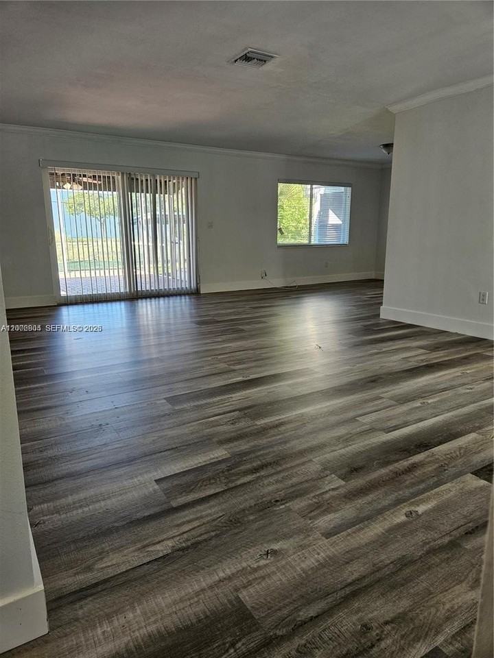 10050 Broad Channel Dr - Photo 5 of 17