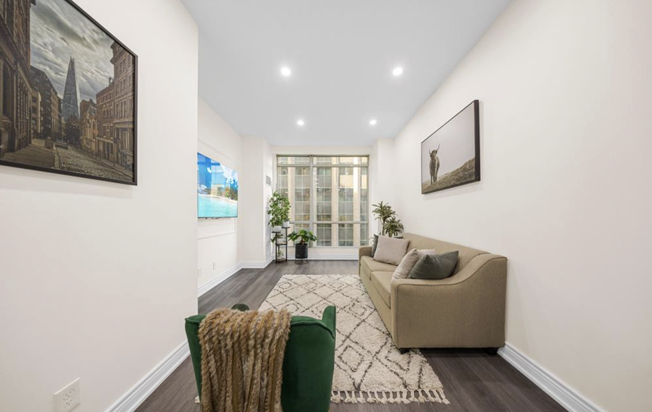 Yonge St & King St W - Photo 4 of 16