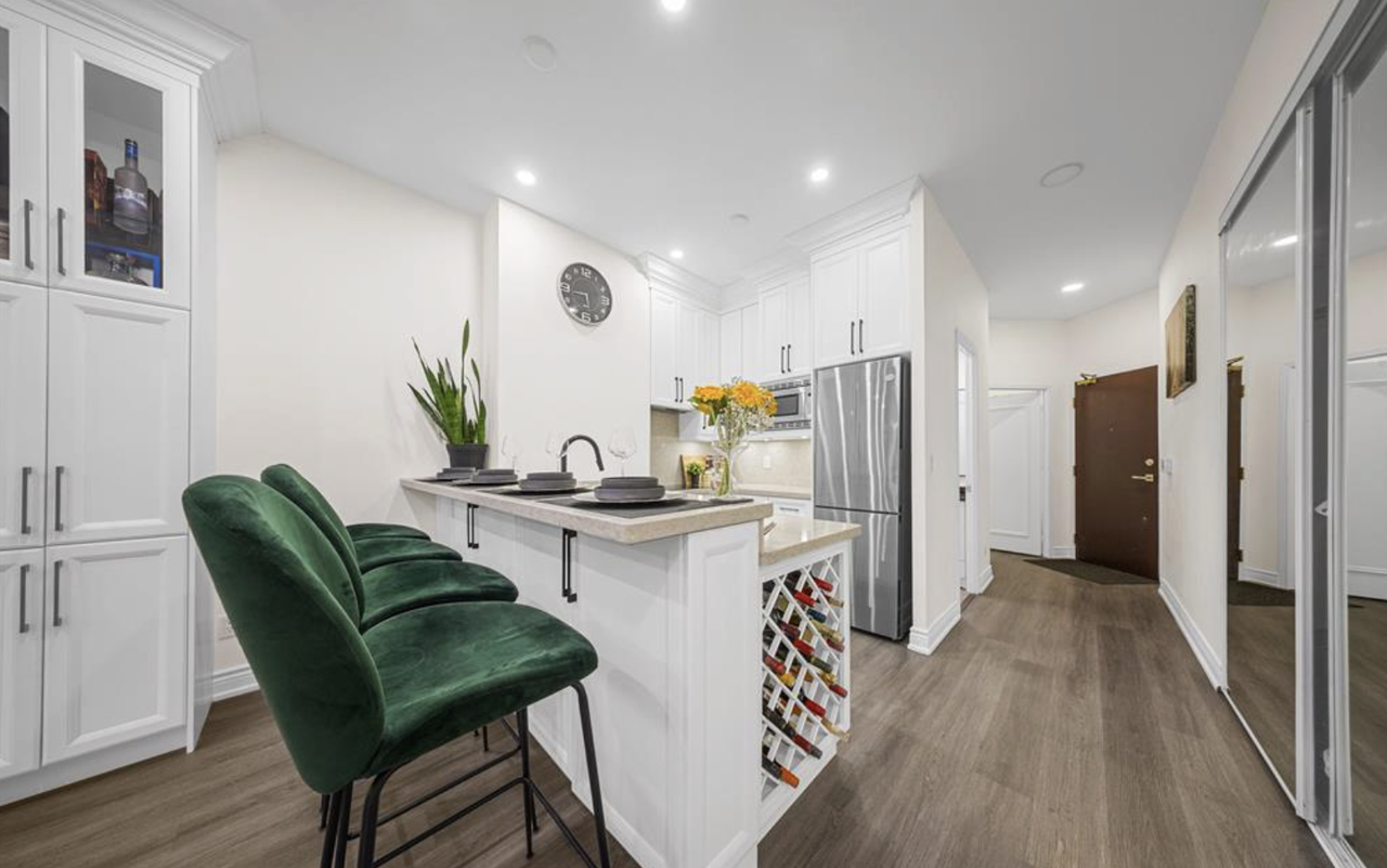 Yonge St & King St W - Photo 6 of 16