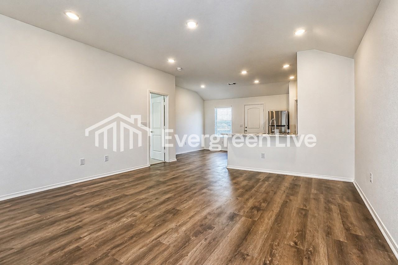 111 Powder River Dr - Photo 3 of 15