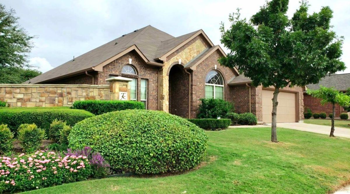 2401 Silverthorn Ct - Photo 2 of 9