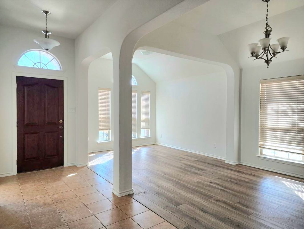 2401 Silverthorn Ct - Photo 4 of 9