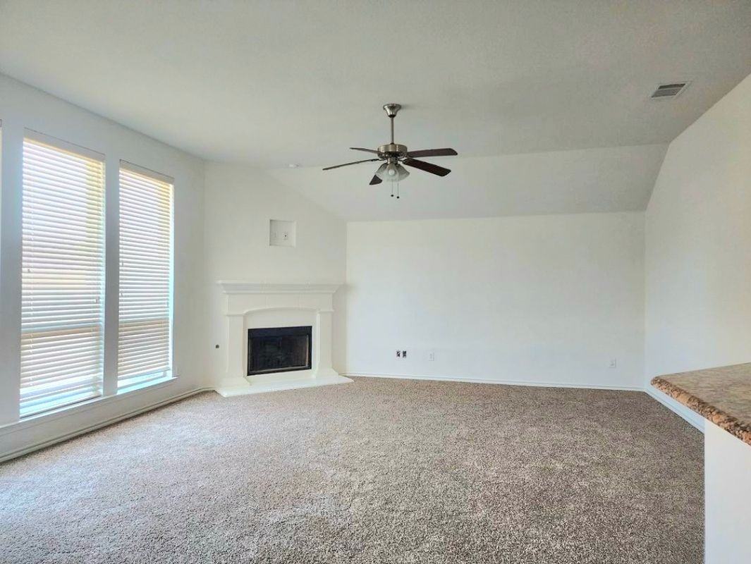 2401 Silverthorn Ct - Photo 5 of 9