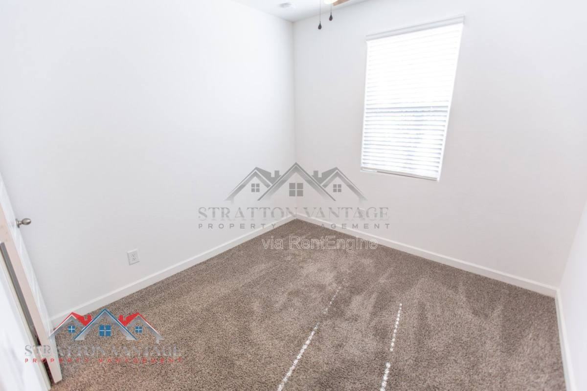 1673 N Wrigley Dr - Photo 2 of 10