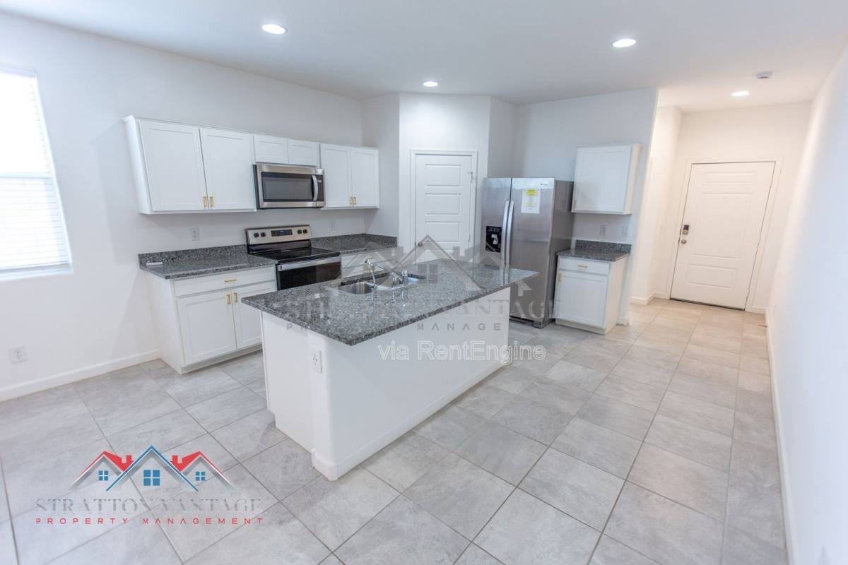 1673 N Wrigley Dr - Photo 3 of 10