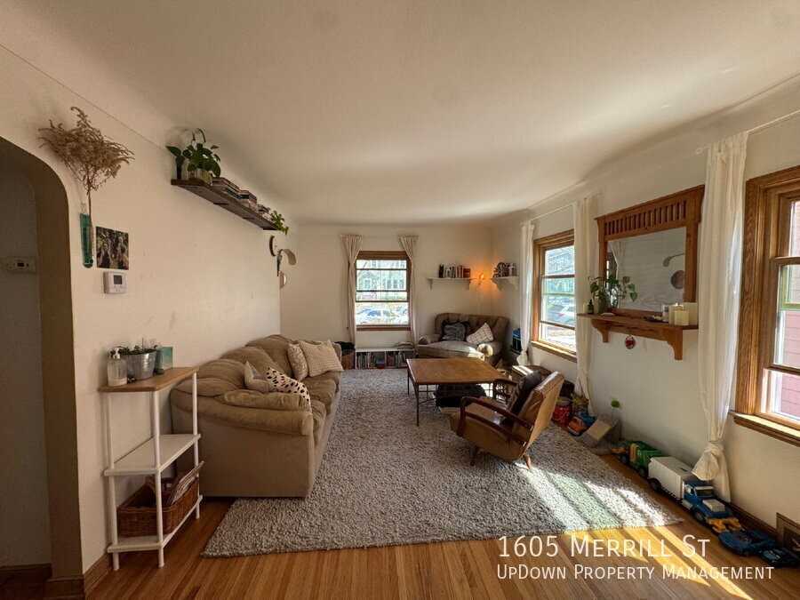 1605 Merrill St - Photo 4 of 34