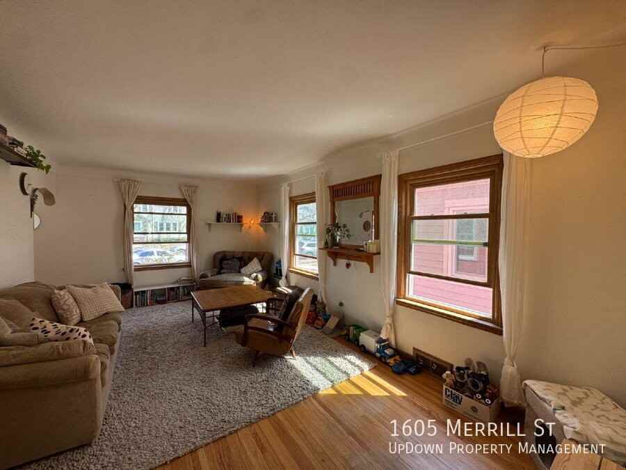 1605 Merrill St - Photo 5 of 34