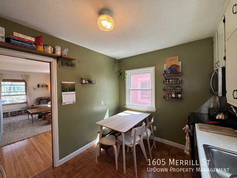 1605 Merrill St - Photo 7 of 34