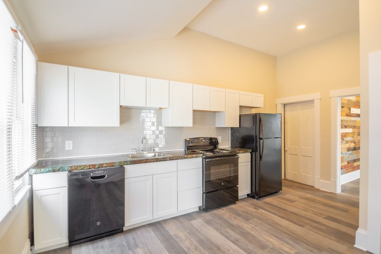 37735 Vine St - Photo 3 of 19