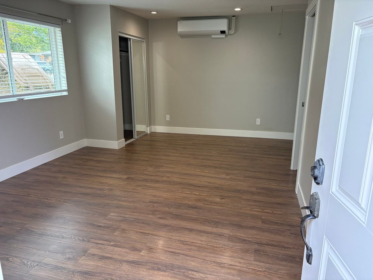 911 E Aliso St #B - Photo 2 of 10