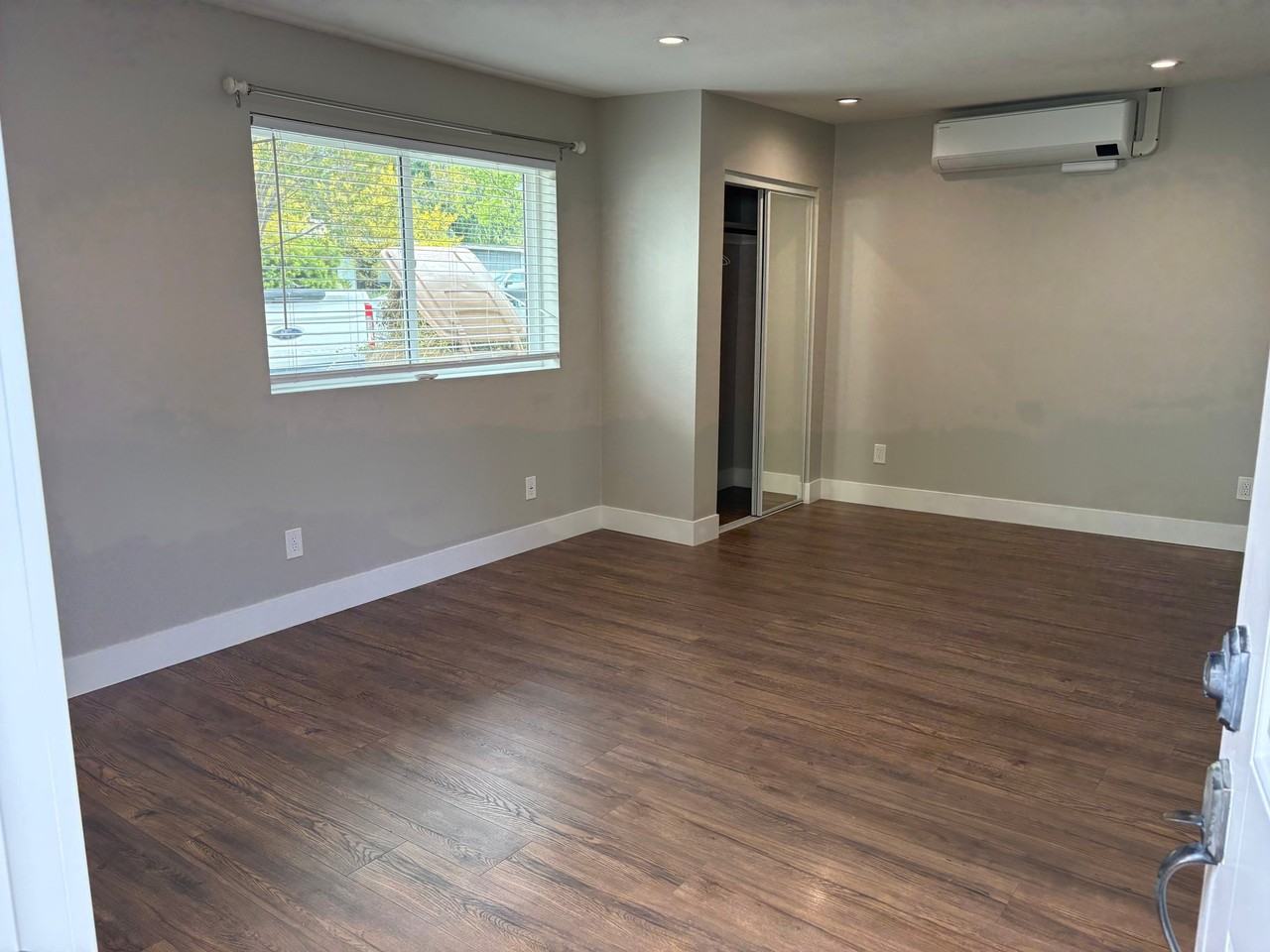 911 E Aliso St #B - Photo 3 of 10