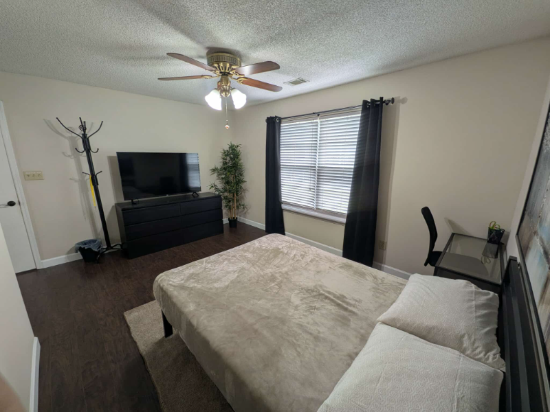 132 Sussex Dr - Photo 3 of 14