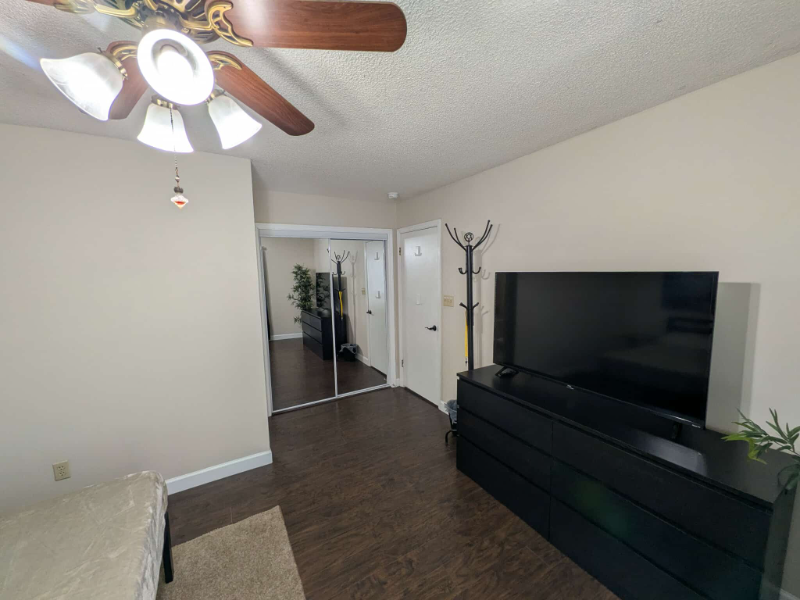 132 Sussex Dr - Photo 4 of 14