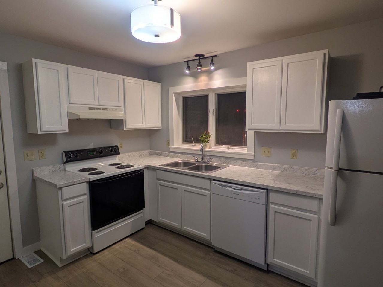 123 Carolina Dr - Photo 3 of 9