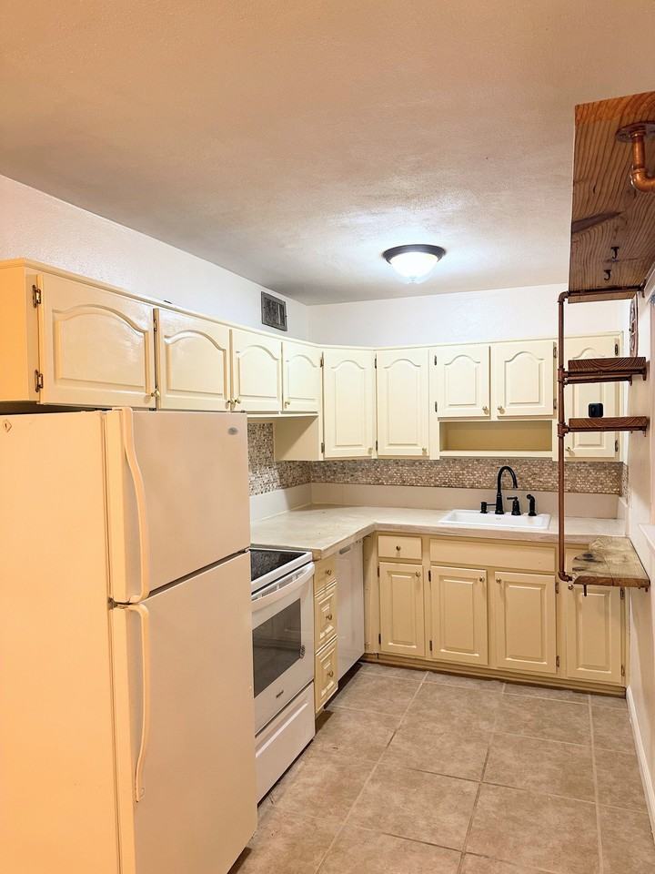 133 California Dr Ne - Photo 2 of 2