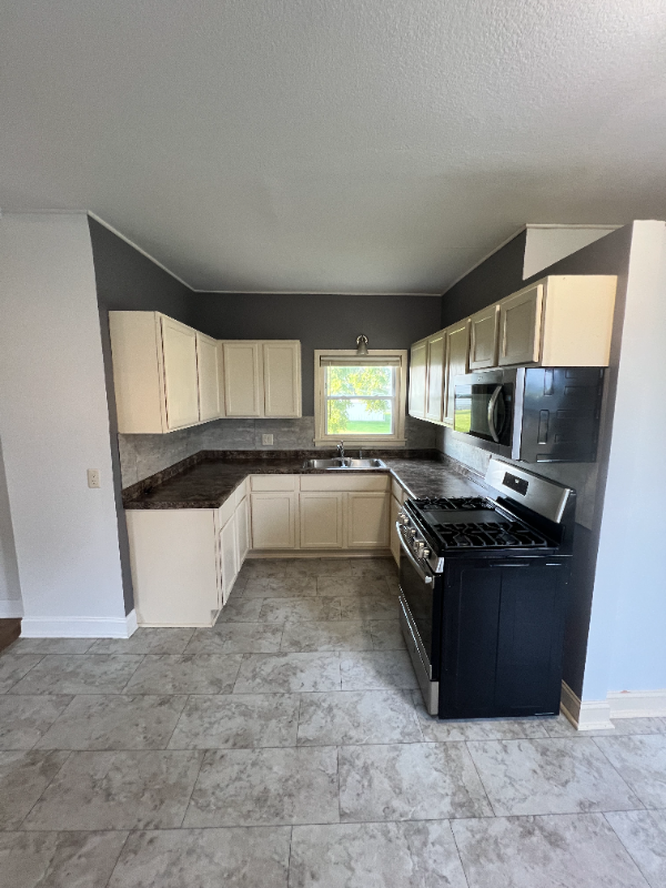 213 S Hubbard St #1 - Photo 5 of 15
