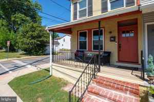featured image of 701 E Barnard St