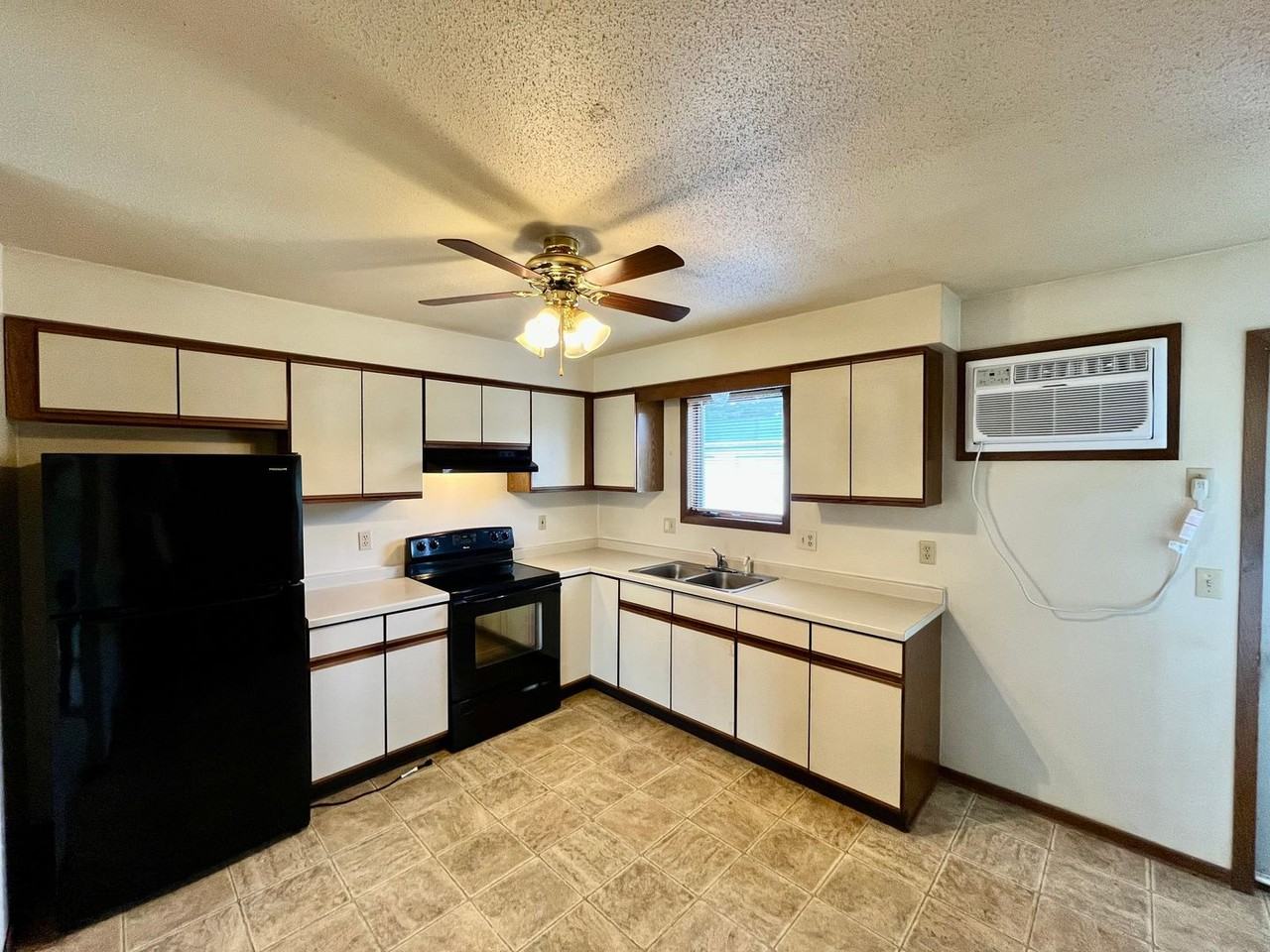 600 Hollywood Dr - Photo 4 of 21