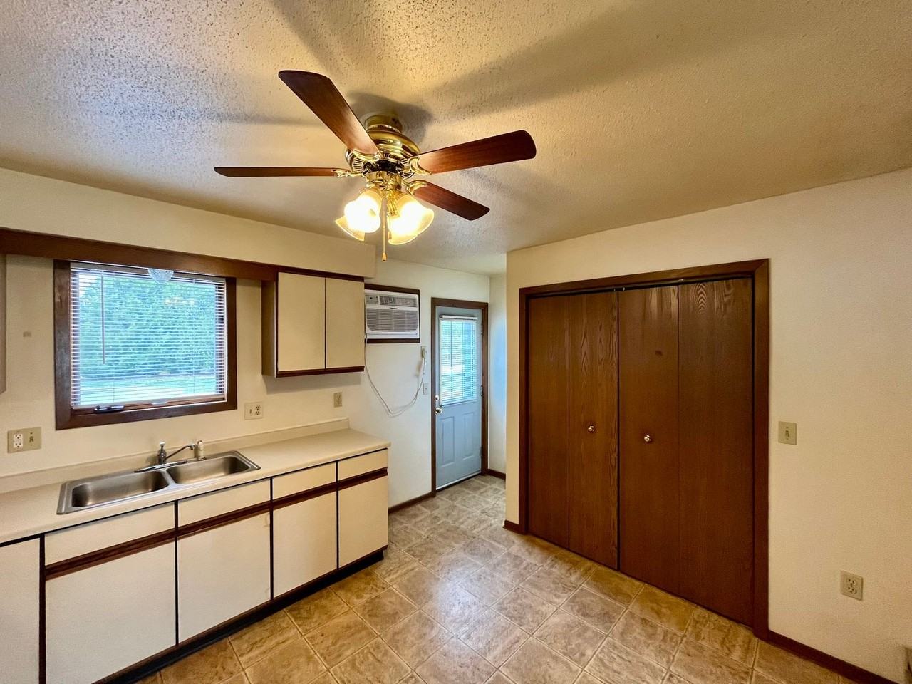 600 Hollywood Dr - Photo 6 of 21