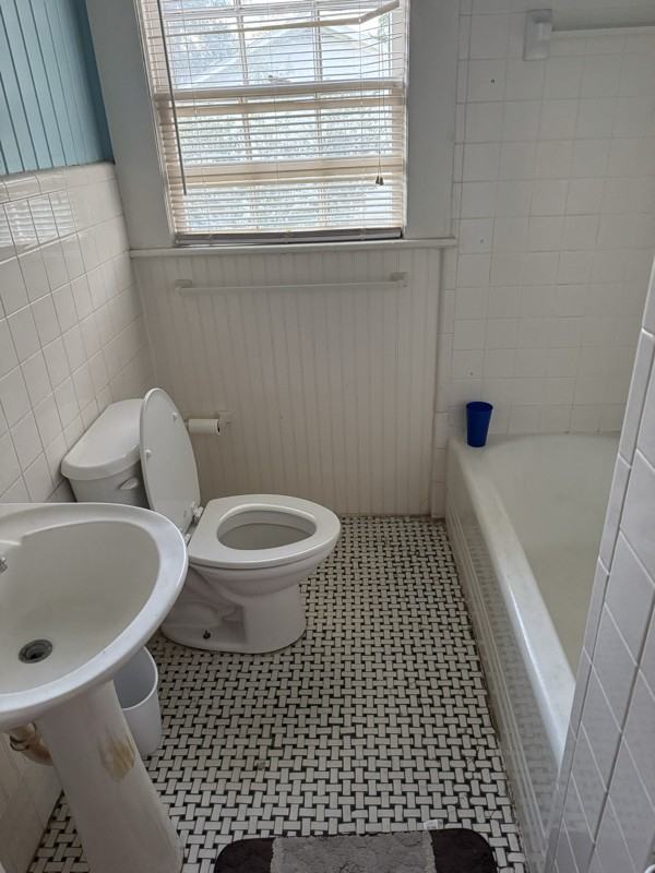 708 Chester Ave N - Photo 6 of 9