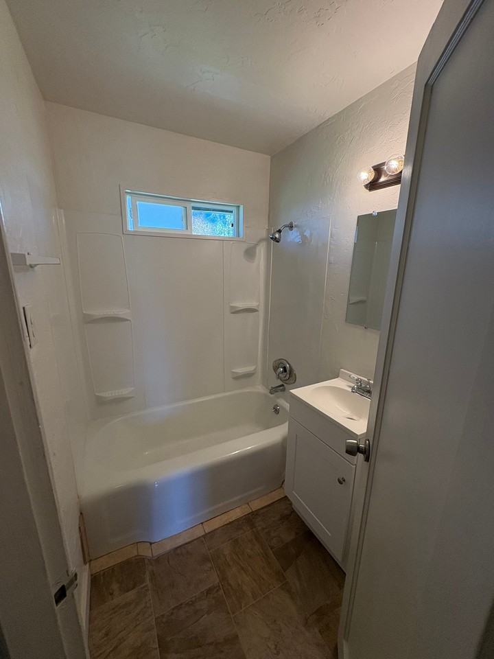 591 W Sherman St #5 - Photo 3 of 4