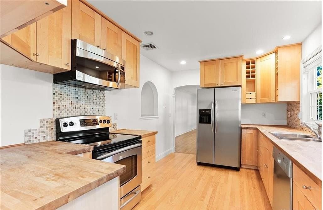 8 Deerwood Ct - Photo 7 of 18