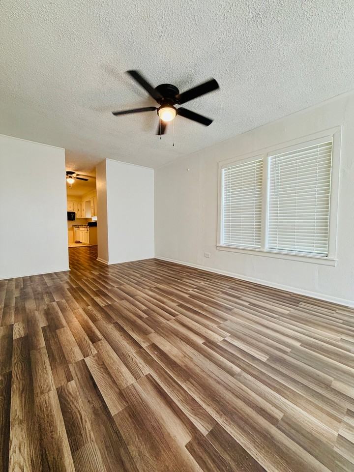 1735 Green St - Photo 4 of 19