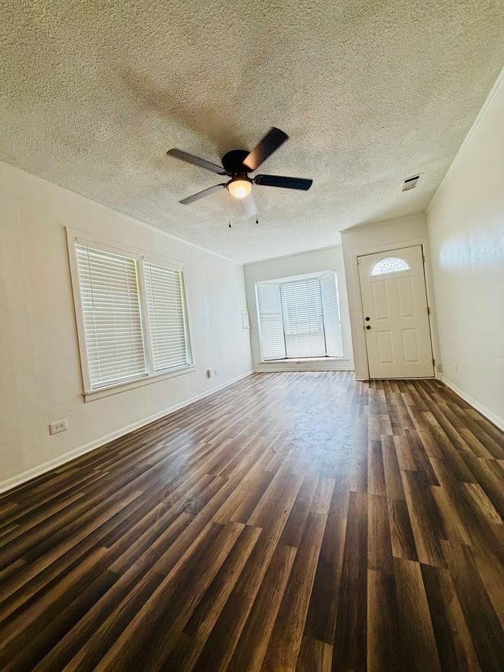 1735 Green St - Photo 5 of 19