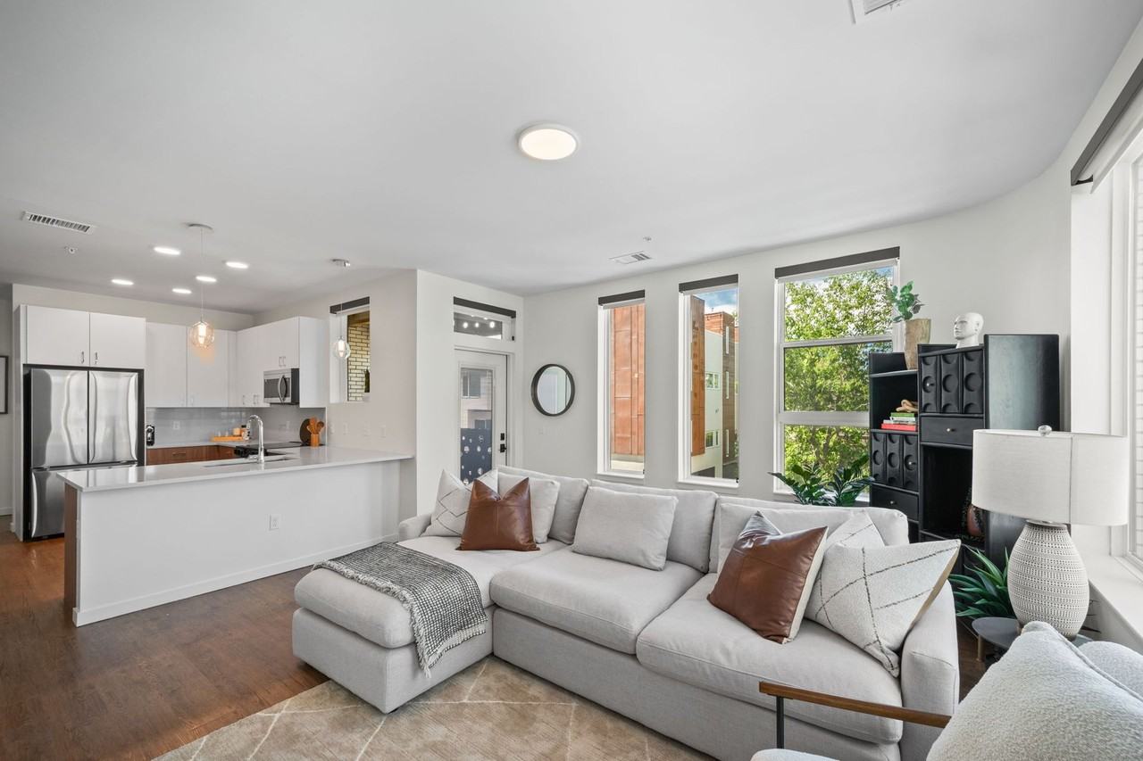 akin Tennyson - Photo 2 of 50