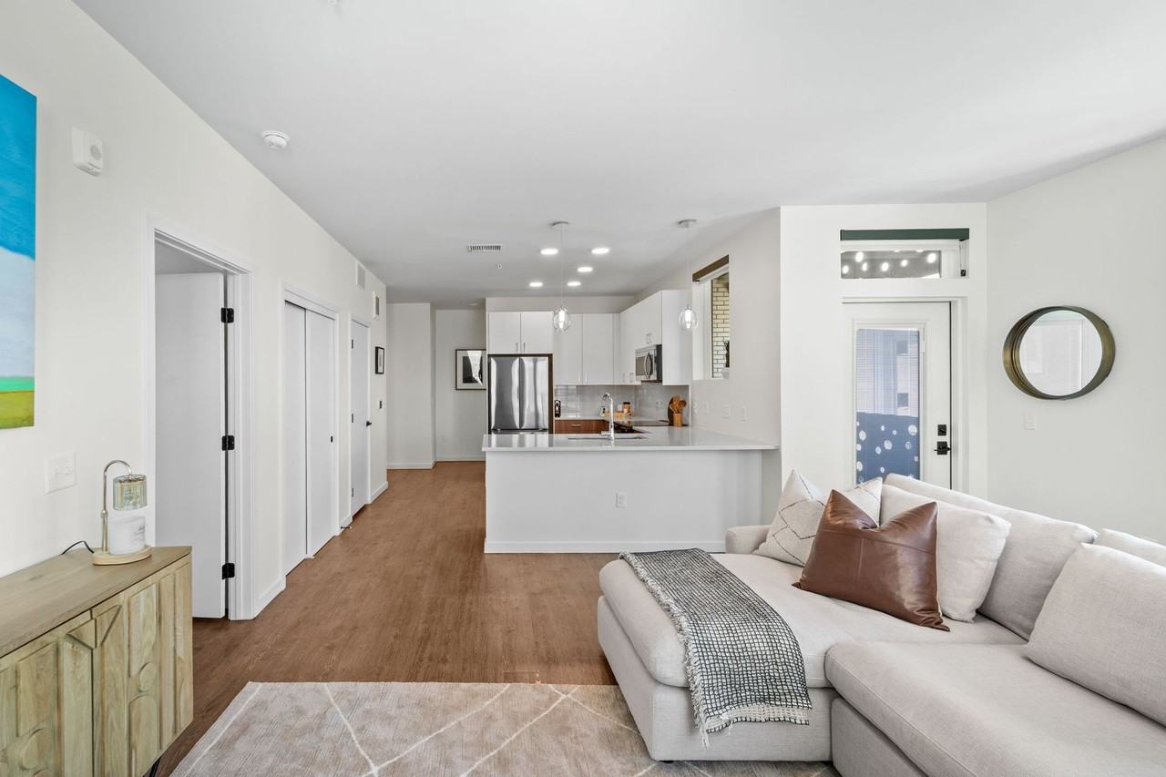 akin Tennyson - Photo 3 of 50