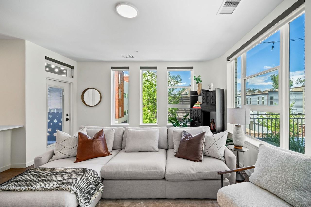 akin Tennyson - Photo 4 of 50