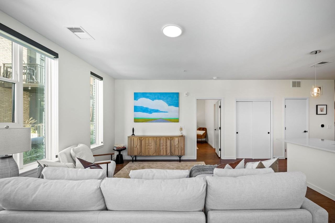 akin Tennyson - Photo 6 of 50