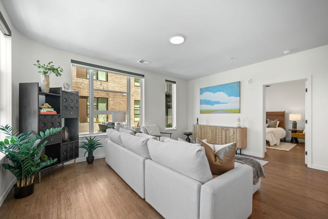 akin Tennyson - Photo 7 of 50