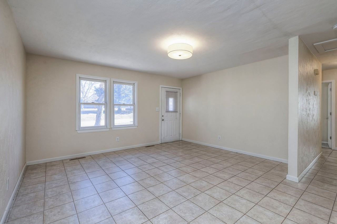 709 N Woodland St - Photo 2 of 14