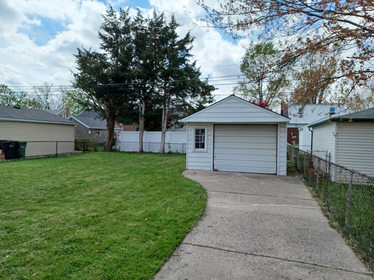 9814 Quandt Ave - Photo 2 of 9