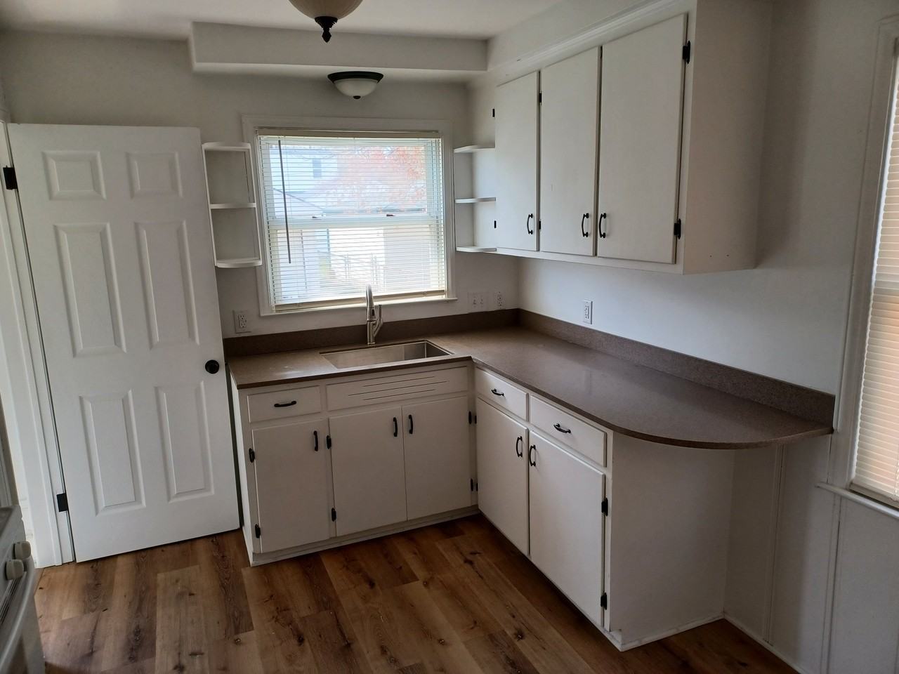 9814 Quandt Ave - Photo 3 of 9