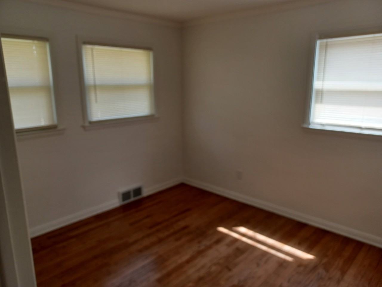 9814 Quandt Ave - Photo 6 of 9