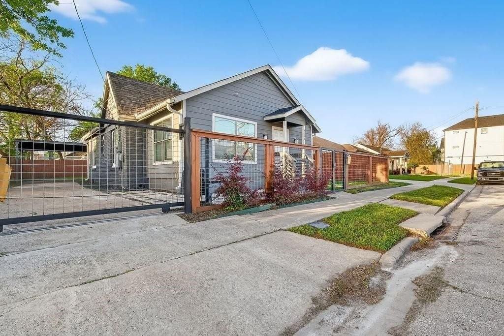 4520 Sharon St - Photo 4 of 17