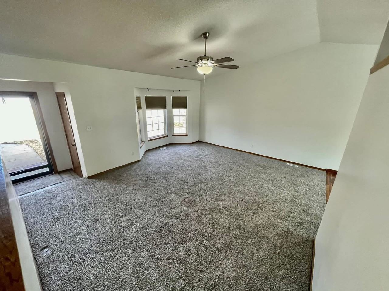 2710 S Yellowstone St - Photo 4 of 20