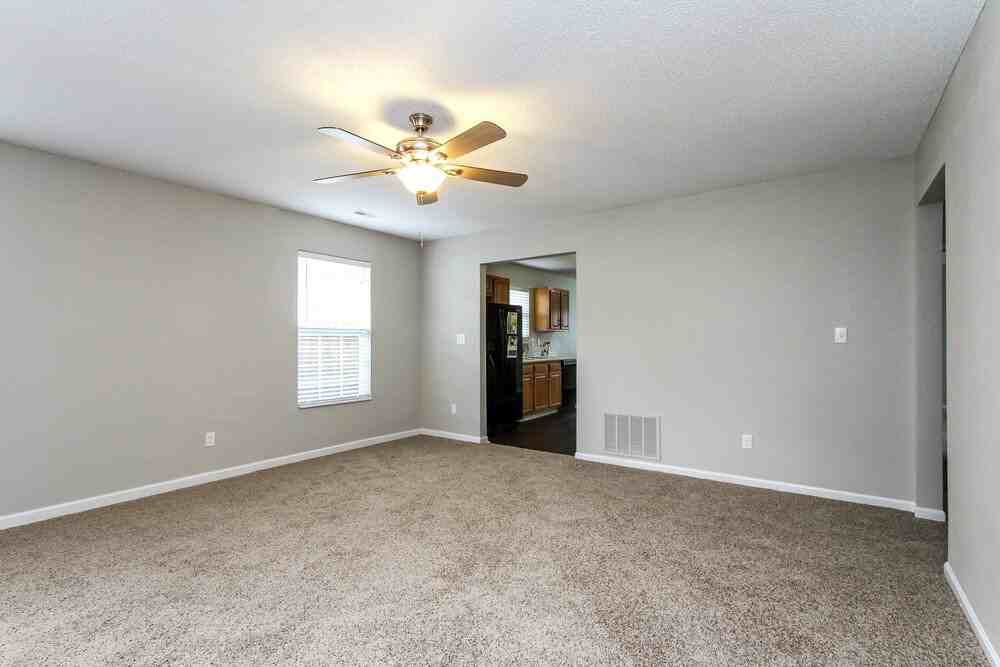 652 Locust Grove Ln - Photo 3 of 16