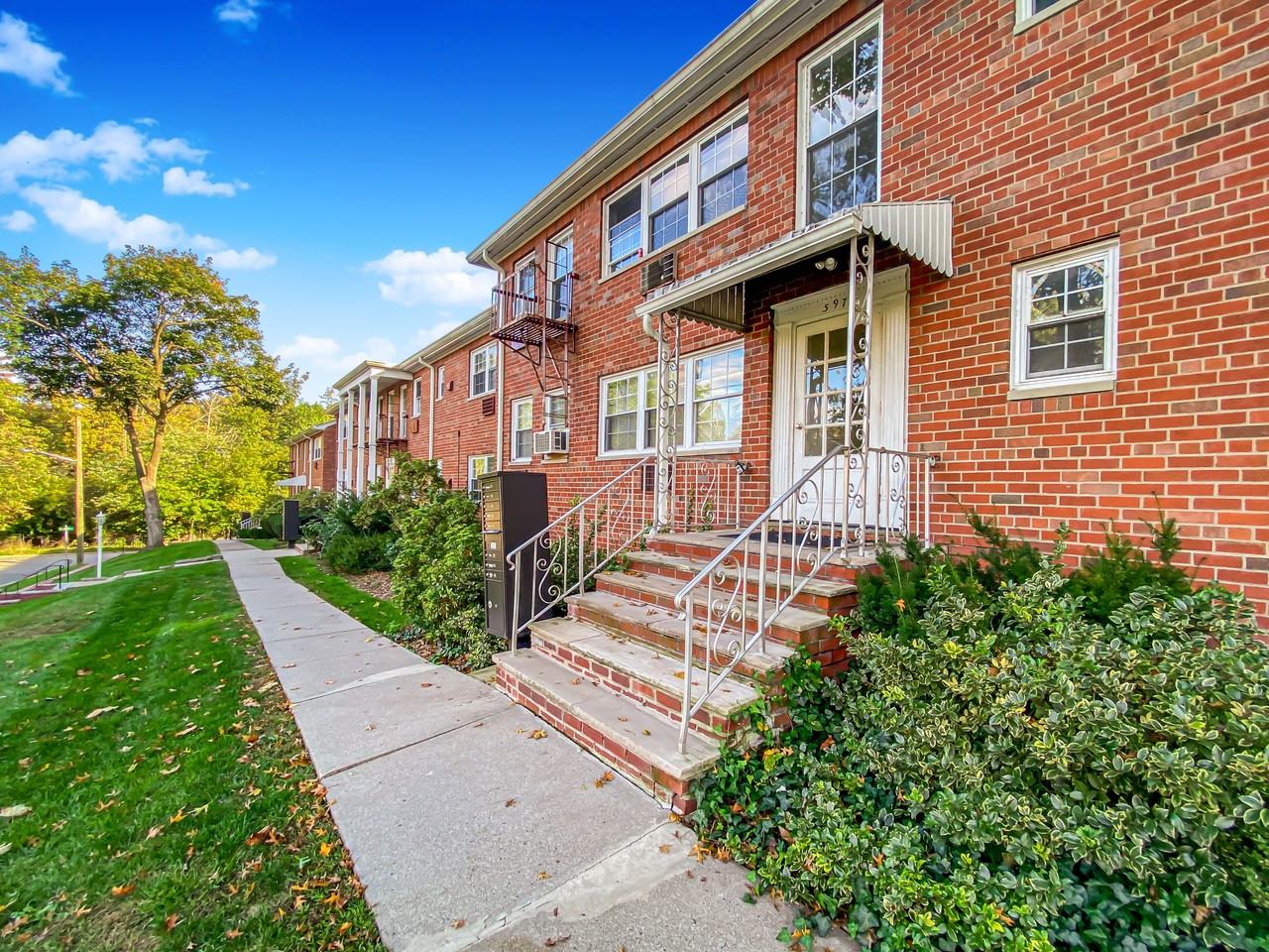 585 Center St #10 - Photo 2 of 10