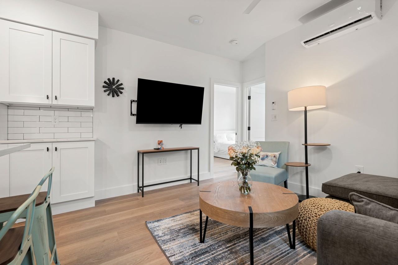 621 E 8th St #9 - Photo 4 of 16
