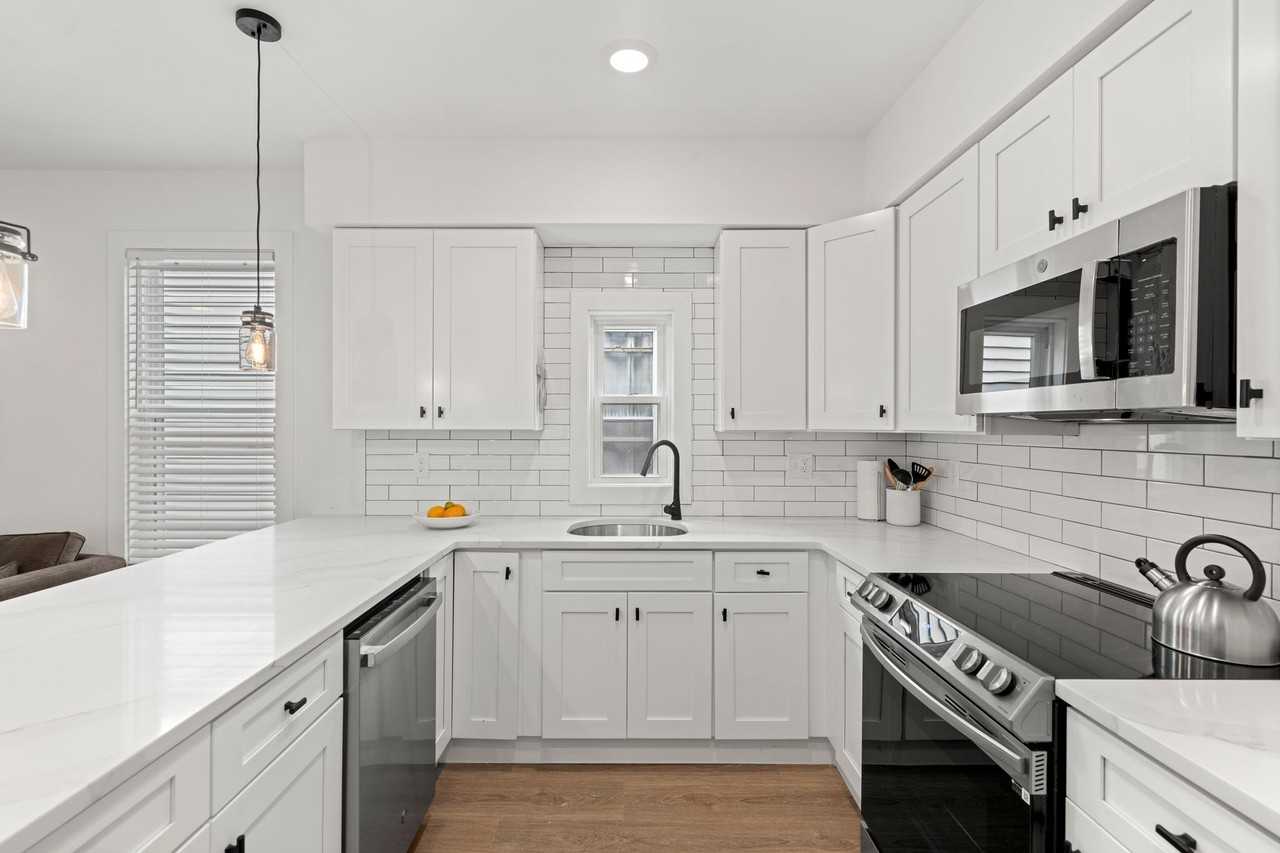 621 E 8th St #8 - Photo 4 of 18