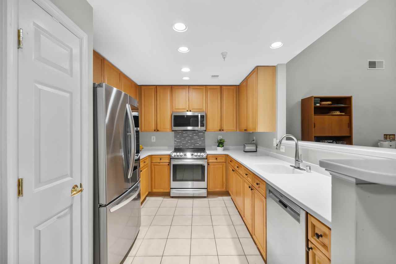 5108 Donovan Dr #404 - Photo 5 of 22