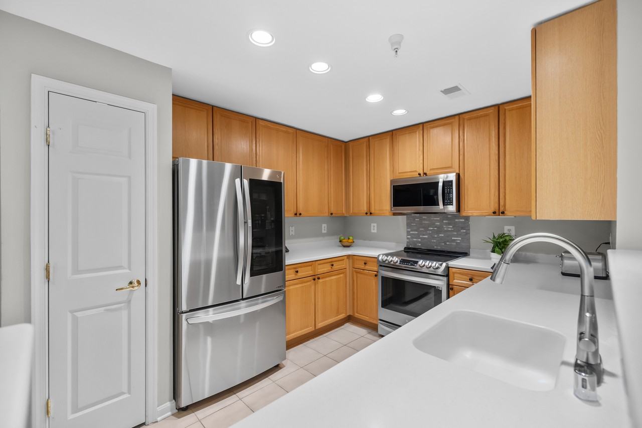 5108 Donovan Dr #404 - Photo 6 of 22