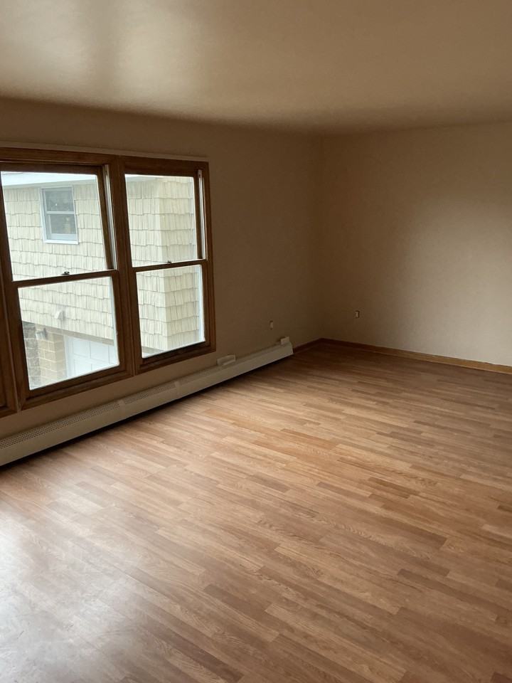 225 Sickles Ave #1stFL - Photo 3 of 4